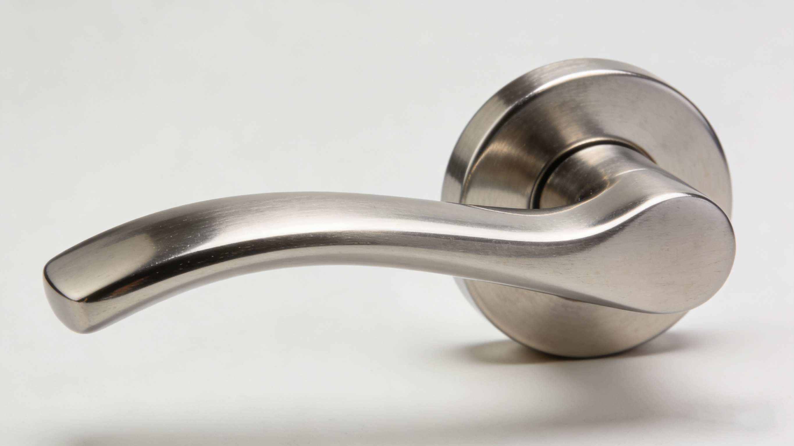 الدليل النهائي لفتح باب بمقبض مغلق